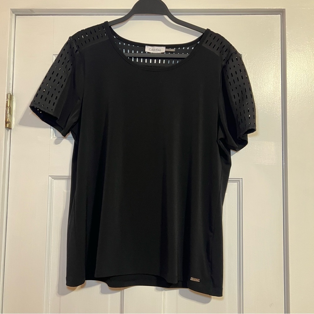 #103 CALVIN KLEIN BLACK PERFORATED SLEEVE BLOUSE LARGE